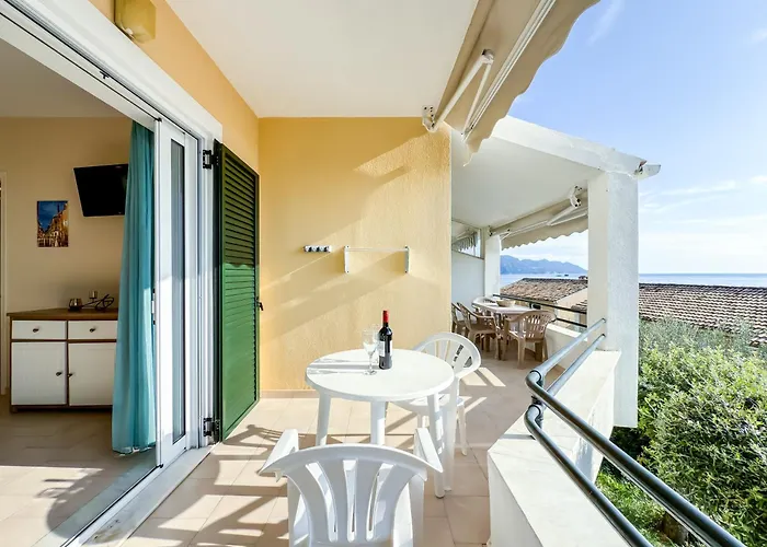 Hilda 90 - Blue Private Homes